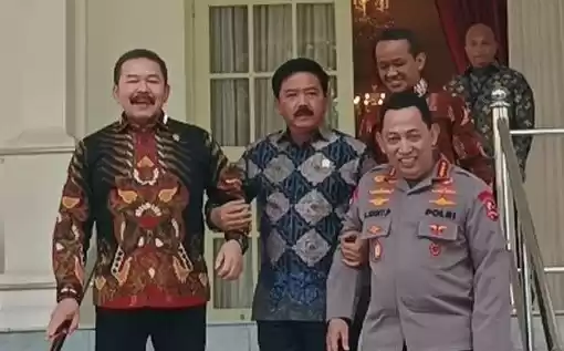 Momen Menko Polhukam Hadi Tjahjanto menggandeng tangan Kapolri Jenderal Listyo Sigit Prabowo dan Jaksa Agung ST Burhanuddin di tangga belakang Istana Negara, Jakarta, Senin (27/5/2024)