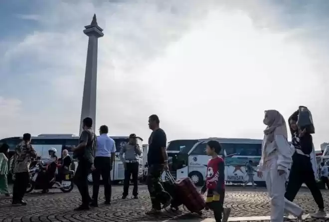 Sejumlah peserta program mudik gratis Pemprov DKI Jakarta di Lapangan Silang Monas, Jakarta Pusat, Kamis (4/4/2024). (Foto: ANTARA)