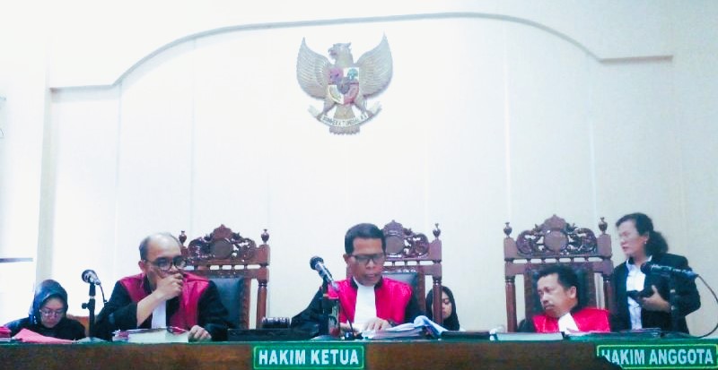 Hakim Ketua Martua Sagala, membacakan amar putusan di Pengadilan Negeri Medan, Sumatera Utara, Selasa (30/1). (Foto: ANTARA/M. Sahbainy Nasution)