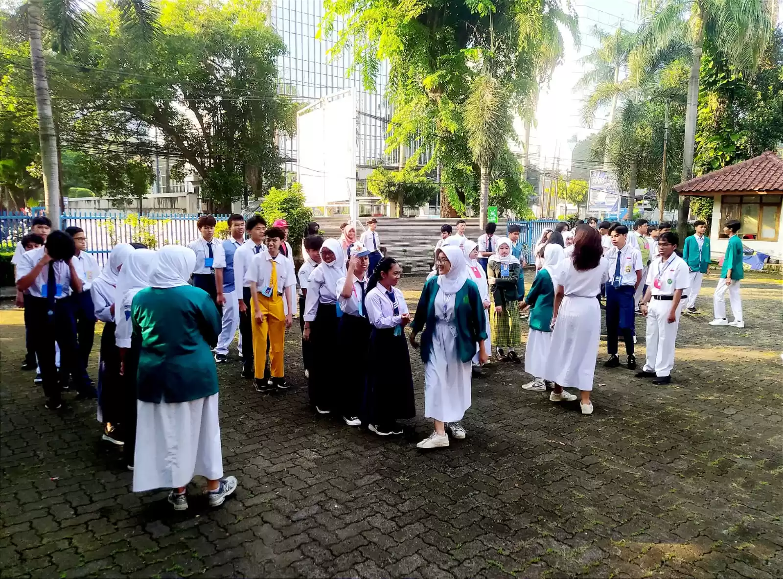 Sebanyak 52 siswa baru SMK Multimedia Sumbangsih Jakarta, sedang menjalani Masa Pengenalan Lingkungan Sekolah (MPLS) tahun ajaran 2024-2025 , yang sedang mendapat arahan dan bimbingan dari siswa kakak kelasnya yang tergabung dalam OSIS. (Foto: Dok SMK Multimedia Sumbangsi