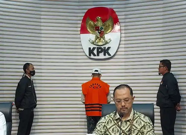 57 Blok Tambang Diloloskan Muhaimin Syarif, Komut PT Mineral Trobos David Glen Berpeluang Digarap KPK Lagi Muhaimin Syarif mengenakan rompi tahanan KPK (Foto: Dok MI)