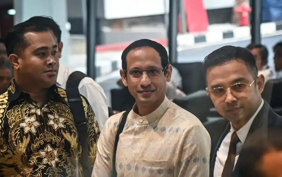Menteri Pendidikan, Kebudayaan, Riset, dan Teknologi (Mendikbudristek) 2019–2024 Nadiem Makarim (kedua kiri) tiba untuk memenuhi panggilan pemeriksaan di Jampidsus, Kejaksaan Agung, Jakarta Selatan, Senin (23/6/2025)