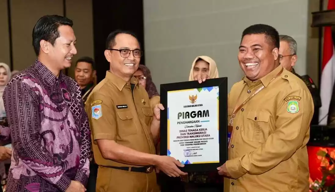 Pj Sekda Maluku Utara, Abubakar Abdullah, menyerahkan piagam penghargaan kepada Kepala Dinas Nakertrans, Marwan Polisiri, yang disaksikan langsung Kepala Bappeda, Sarmin S. Adam (Foto: Istimewa)