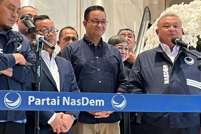 Sekretaris Jenderal NasDem Hermawi Taslim (kanan) bersama Anies Baswedan (tengah) di NasDem Tower, Jakarta, Senin (22/7/2024). (Foto: ANTARA)