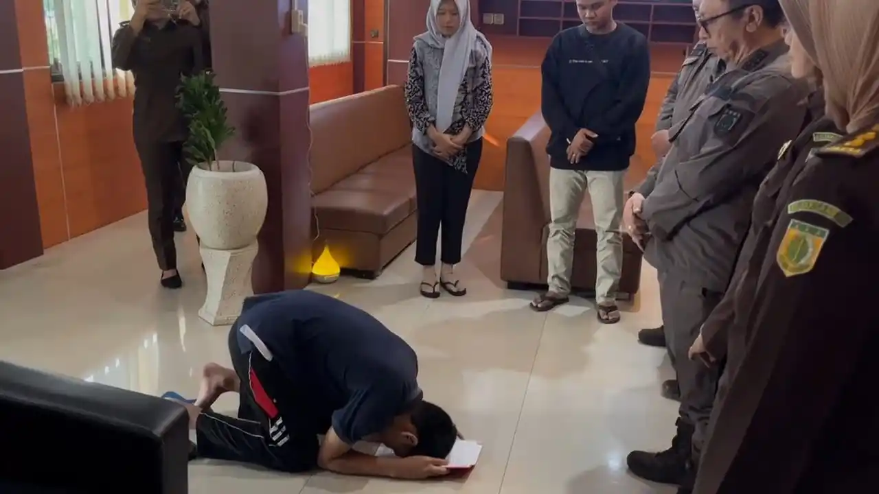 Gutama Bayu Putra, saat melakukan sujud syukur di Kejari Blitar, usai dibebaskan (Foto: Dok MI/Joko Prasetyo)