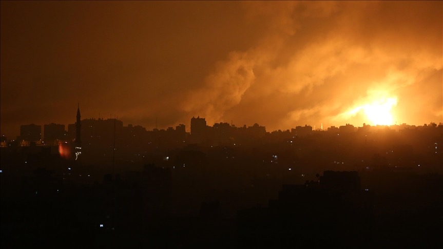 Terlihat asap dan api setelah pasukan Israel meluncurkan serangan di Jalur Gaza, [Foto: Anadolu Agency]