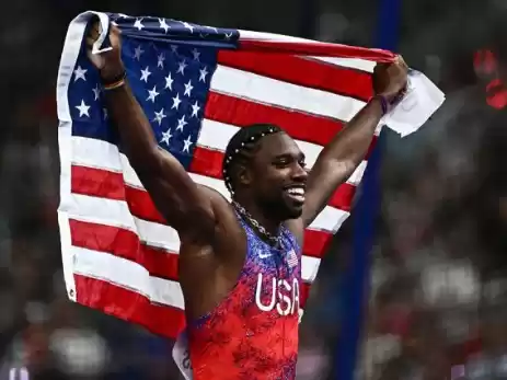 Sprinter Amerika Serikat  Noah Lyles merayakan keberhasilan menjuarai nomor bergengsi lari 100m putra pada Olimpiade Paris 2024 di  Stade de France di Saint-Denis, Paris, pada 4 Agustus 2024. [Foto: AFP]