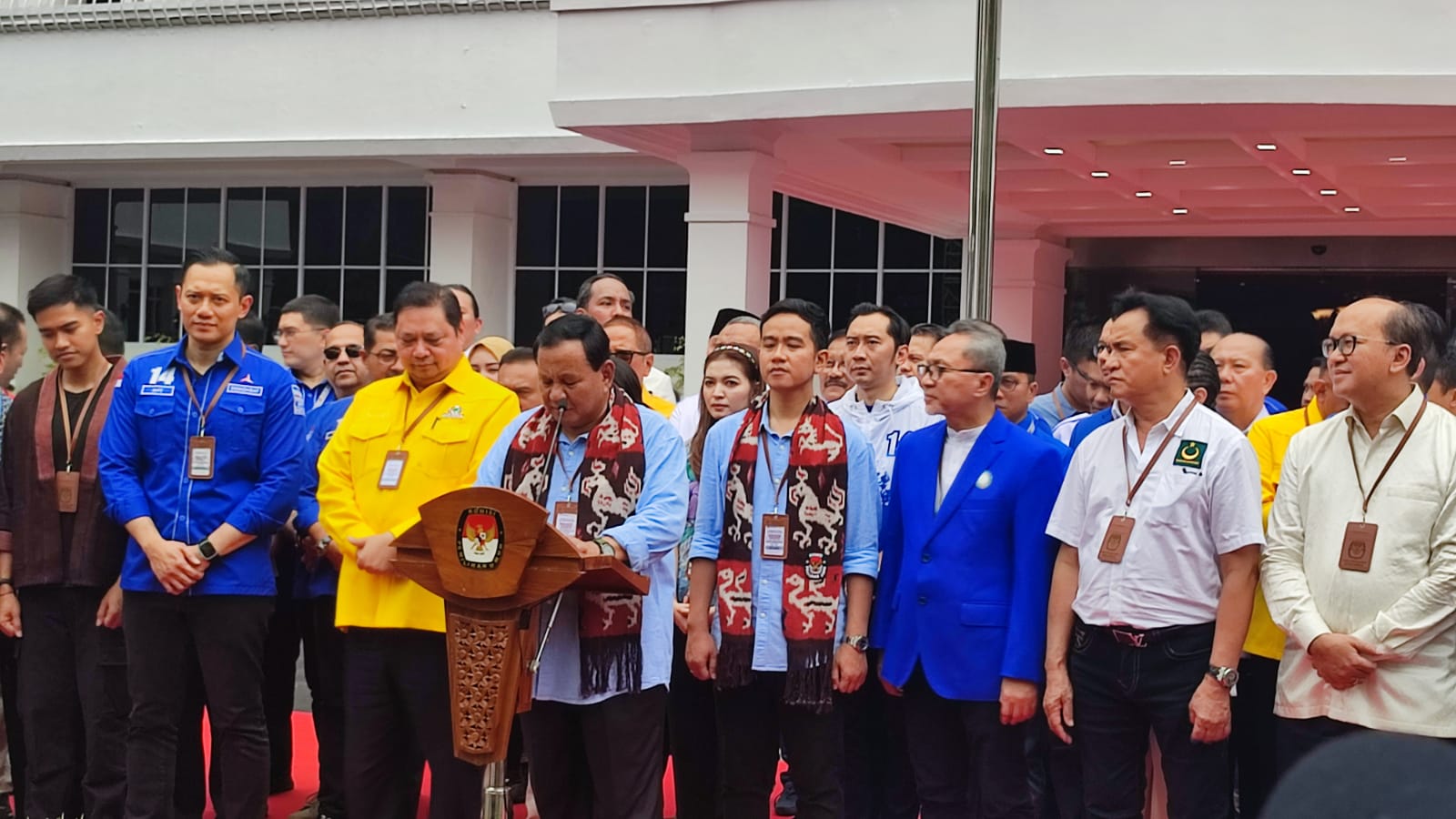 Prabowo Subianto dan Gibran Rakabuming Raka resmi mendaftarkan diri sebagai capres dan cawapres ke KPU, Rabu (25/10) [Foto: MI/Dhanis]