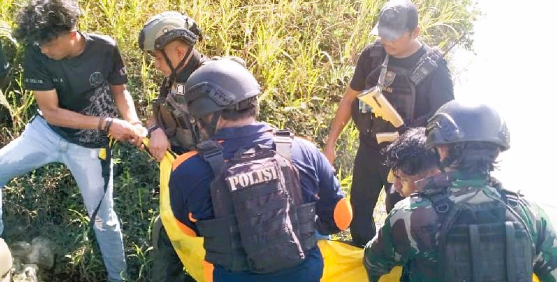 Personel TNI-Polri sedang mengevakuasi anggota KKB yang tewas dalam kontak tembak di kali Brasa, Dekai, Kabupaten Yahukimo, Papua Pegunungan, Kamis (22/2). (Foto: ANTARA)