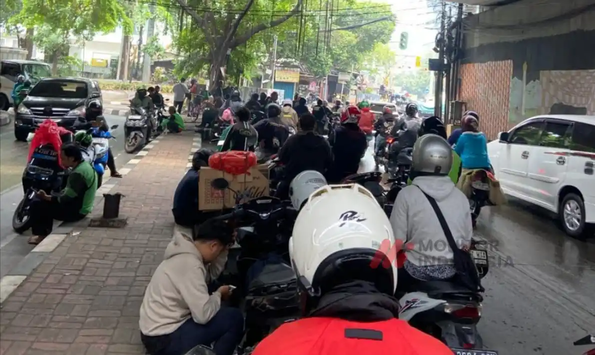 Driver Ojek Online (Ojol) sedang beristirahat di kolong fly over Slipi (Foto: Dok MI/Aswan)