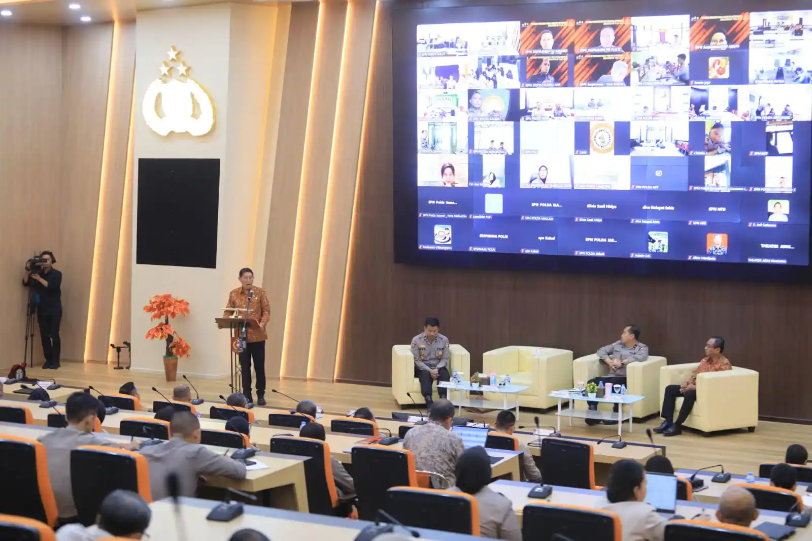 Kepala Eksekutif Pengawas Pasar Modal, Keuangan Derivatif, dan Bursa Karbon OJK Inarno Djajadi saat membuka kegiatan  Capital Market Goes to Office (Foto: Dok MI)