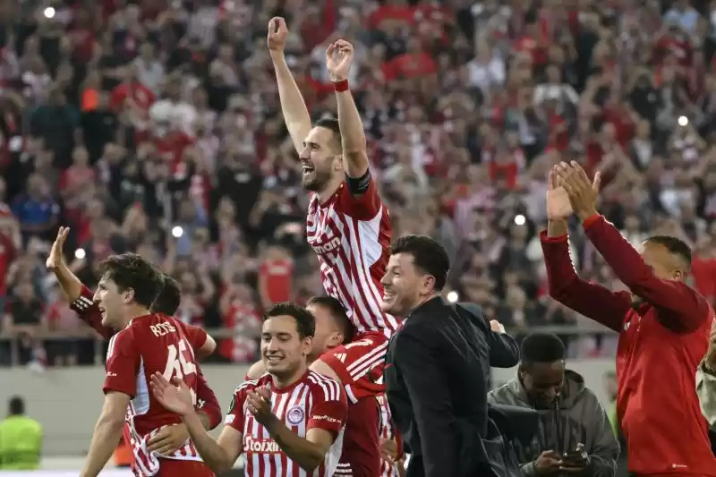 Para pemain Olympiakos merayakan keberhasil mencapai final Liga Conference Europa [Foto: AFP]