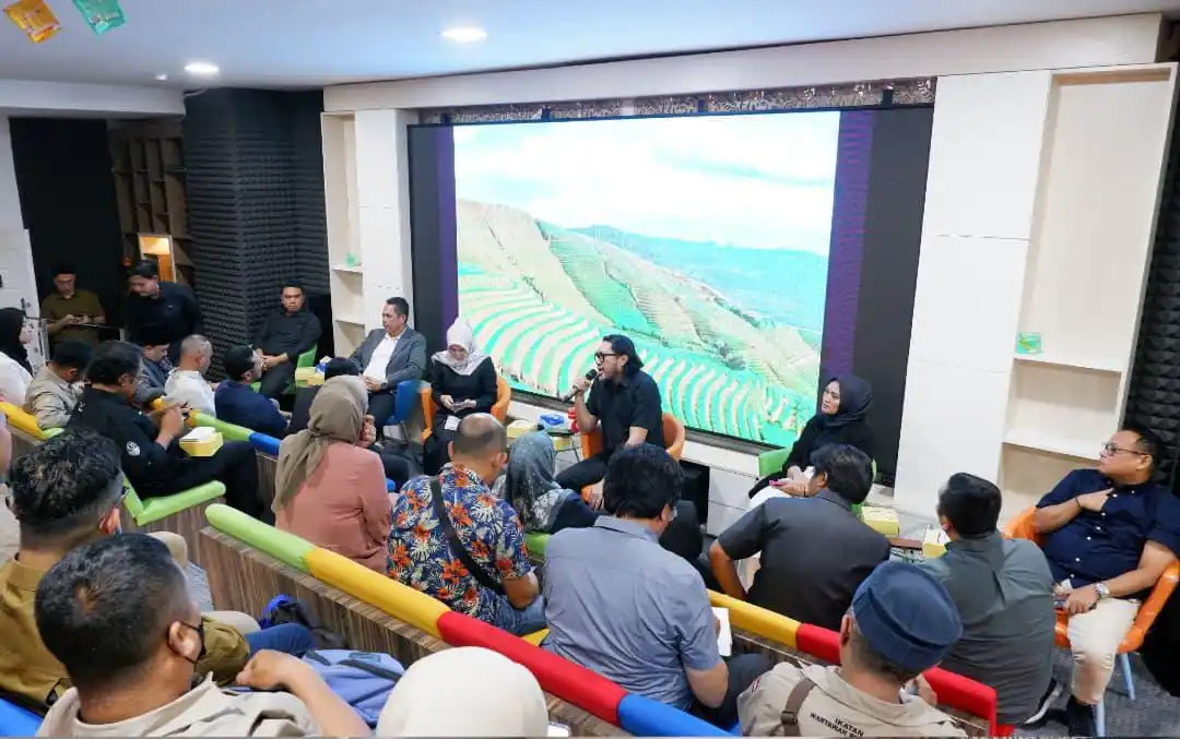 Fraksi PDIP DPRD Provinsi Jabar saat menggelar acara silaturahmi bersama rekan media massa di kantor DPRD Jabar, Jl. Diponegoro, Kota Bandung, Kamis (17/10/2024). (Foto: Instagram @ono_surono).