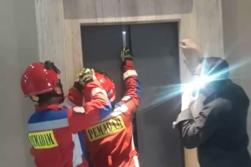 Petugas mengevakuasi enam orang yang terjebak di dalam lift, sebuah gedung di Jalan Gedong Panjang, Pekojan, Tambora, Jakarta Barat, Sabtu (6/7/2024). [Foto: ANTARA]