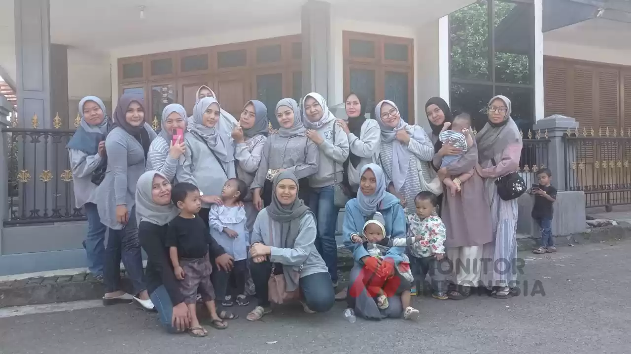 Orang tua atau wali murid kelas 1 C Sekolah Dasar Negeri 268 Panyileukan, Kota Bandung, Jawa Barat. (Foto: MI/Sugiyanto)