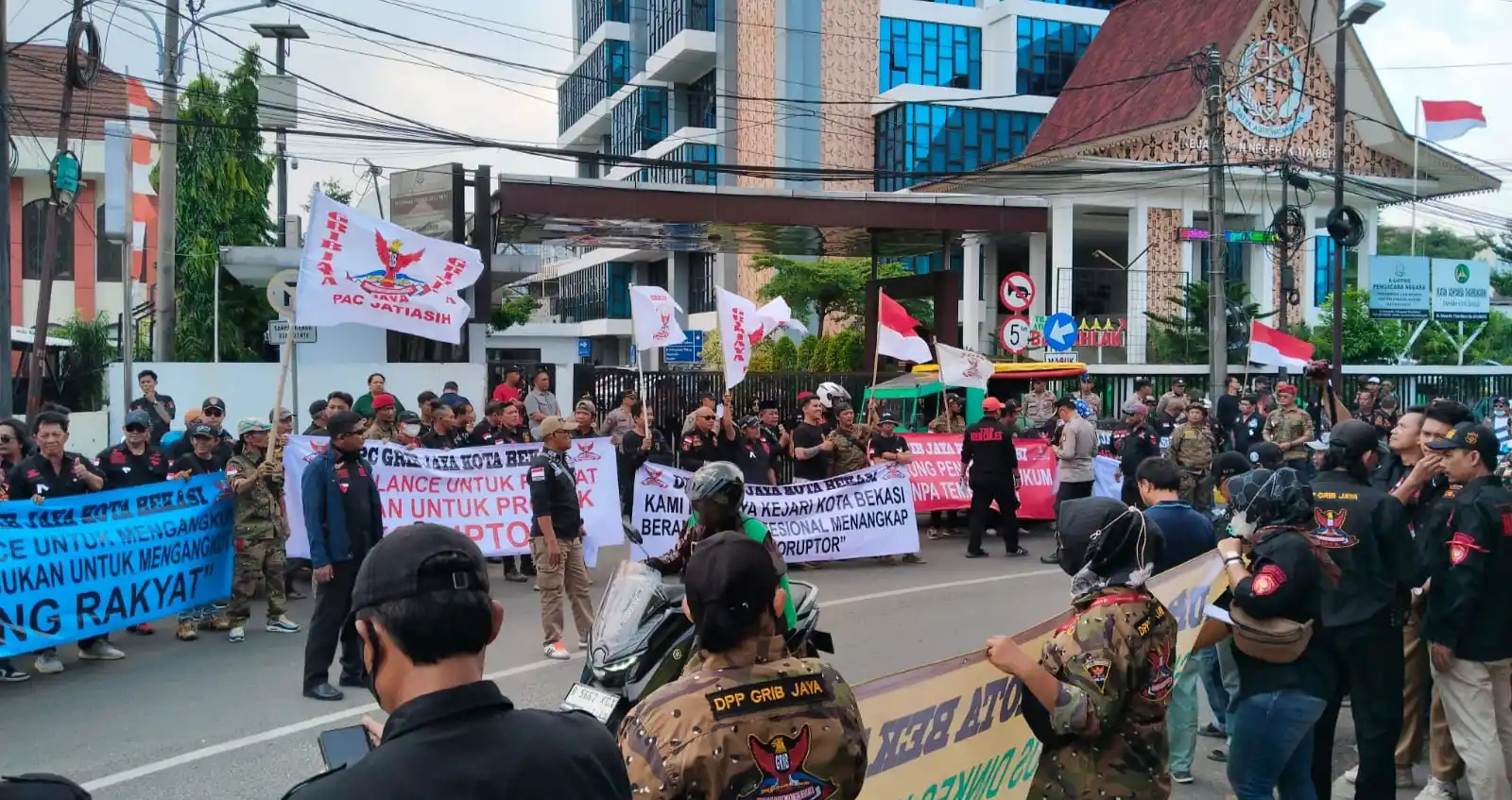 Pengadaan Ambulance Jenazah Menjadi Ladang Korupsi? Ormas Grib Jaya menggelar aksi demonstrasi menuntut Kejari Kota Bekasi usut dugaan korupsi pengadaan ambulance jenazah pada Dinkes Kota Bekasi. (Foto: Dok-MI)