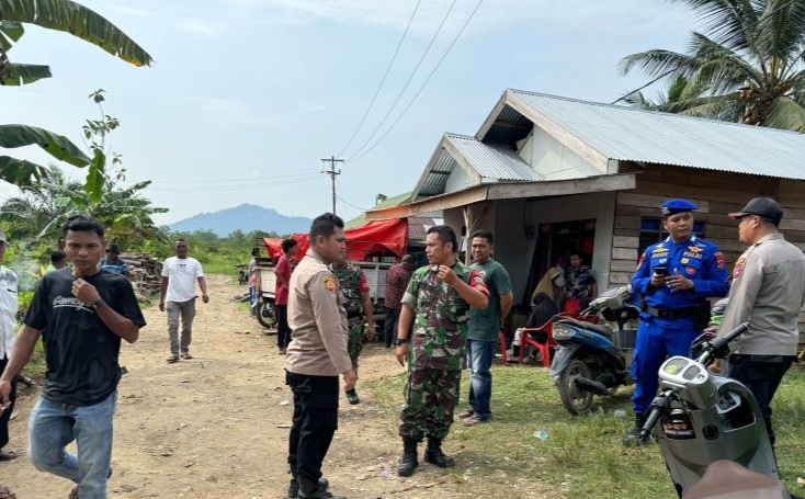 Tim gabungan Polsek Sungai Beremas melakukan evakuasi korban yang diduga dimangsa buaya Sungai Beremas, Sabtu (2/3/2024). (Foto: ANTARA)
