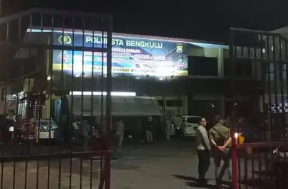 Suasana di depan Polresta Bengkulu, Sabtu malam (23/11/2024) (Foto: Istimewa)