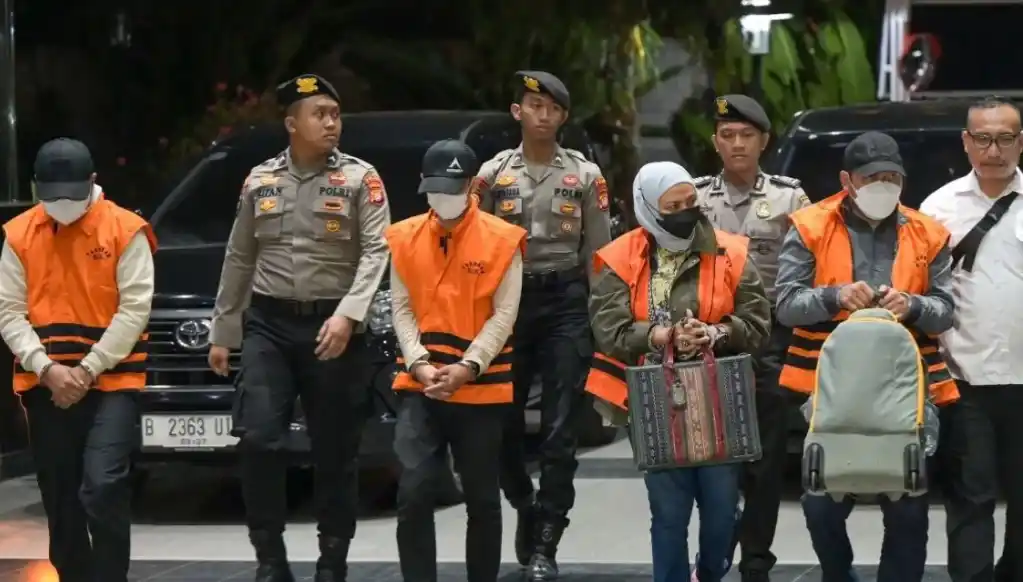 Sebanyak empat orang yang terjaring operasi tangkap tangan (OTT) tim satgas Komisi Pemberantasan Korupsi (KPK) di Kalimantan Selatan (Kalsel) tiba di Gedung Merah Putih KPK, Jakarta, Senin (7/10/2024).