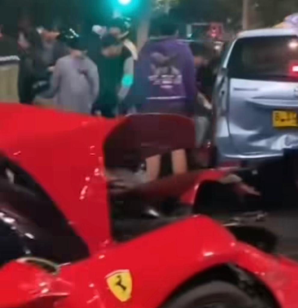 Mobil Ferrari menabrak lima kendaraan di Jalan Jenderal Sudirman, dekat Bundaran Senayan, Jakarta Pusat, Minggu (8/10/2023). [Foto: Ist]