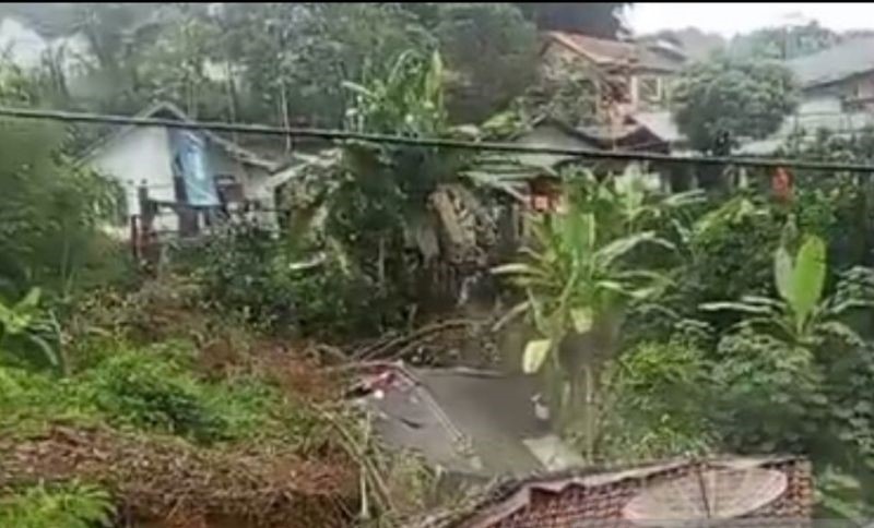 12 Rumah Warga  Rusak di Cibadak Sukabumi Akibat Tanah Longsor