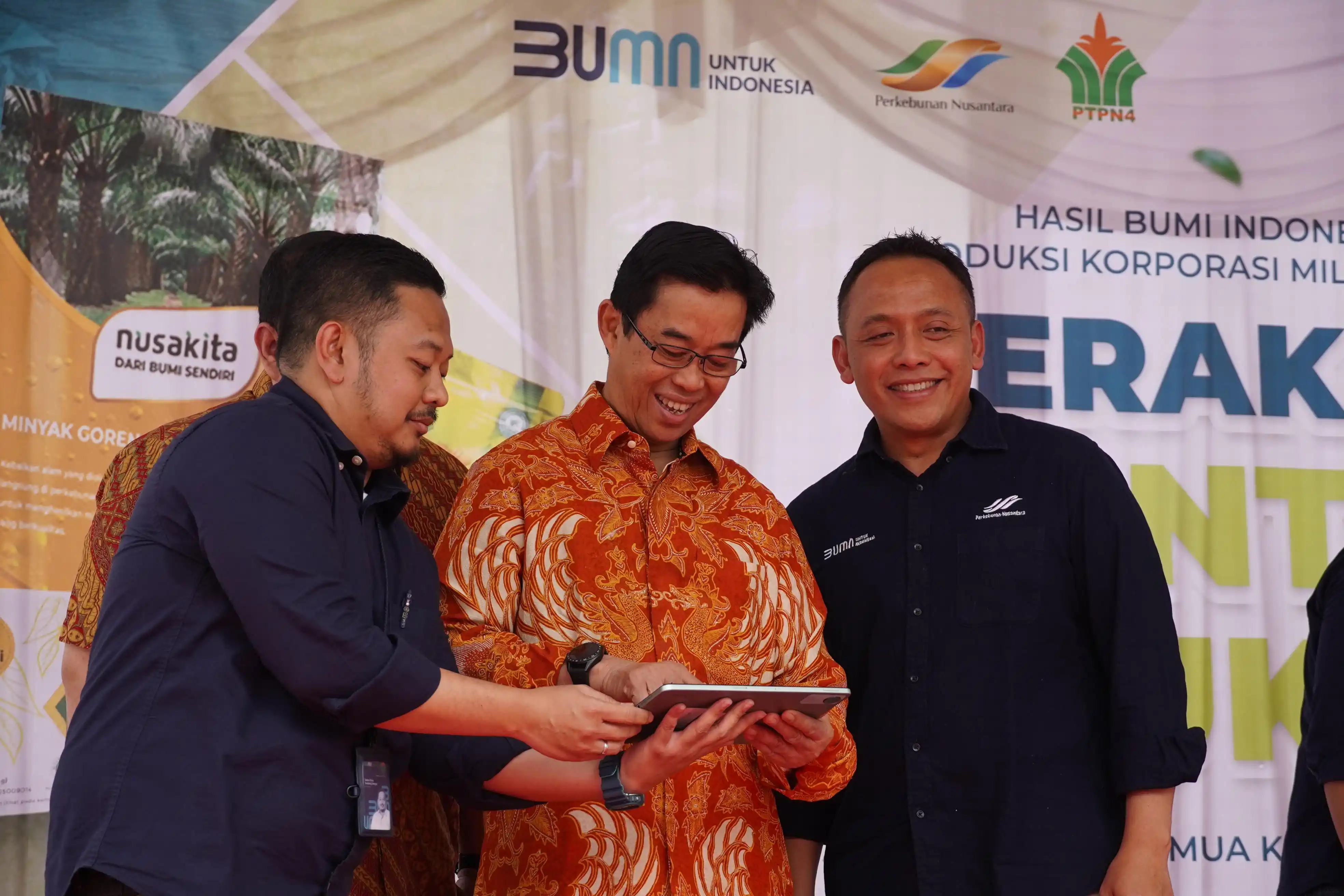 Komisaris Utama PTPN III (Persero) Zulkifli Zaini didampingi Dirut PTPN IV PalmCo Jatmiko Santosa dalam peluncuran Gerakan Cinta Produk PTPN di Medan beberapa hari lalu. Zulkifli membeli 100 paket produk-produk PTPN untuk kemudian diberikan kepada panti asuhan disekitar Perusahaan. Gerakan Cinta Produk PTPN atau disingkat GERCEP PTPN semakin meluas dan dalam dua bulan menyentuh 100 ribu prodik terjual di berbagai daerah. PTPN berharap penyebaran Gercep PTPN semakin tinggi dan dapat berkontribusi dalam ketahanan pangan negeri.