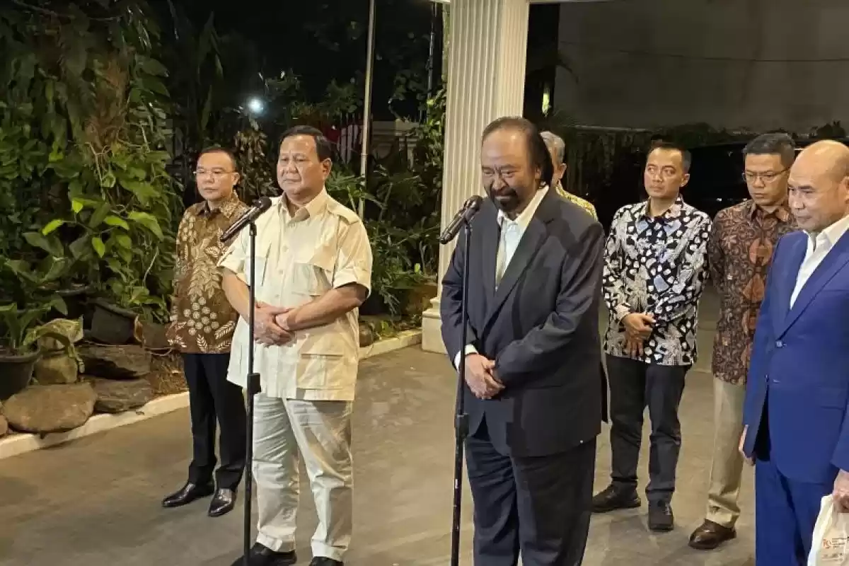 Ketua Umum Partai Nasdem Surya Paloh (kanan) memberi keterangan kepada pers usai menyambangi kediaman Ketua Umum Partai Gerindra Prabowo Subianto (kiri) di Jalan Kertanegara, Jakarta, Kamis (15/8/2024). (Foto: Antara)