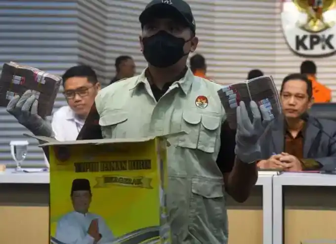 Petugas KPK menunjukkan sejumlah uang suap Gubernur Kalimantan Selatan, Sahbirin Noor, Selasa (8/10/2024) (Foto: Dok MI/Aswan)