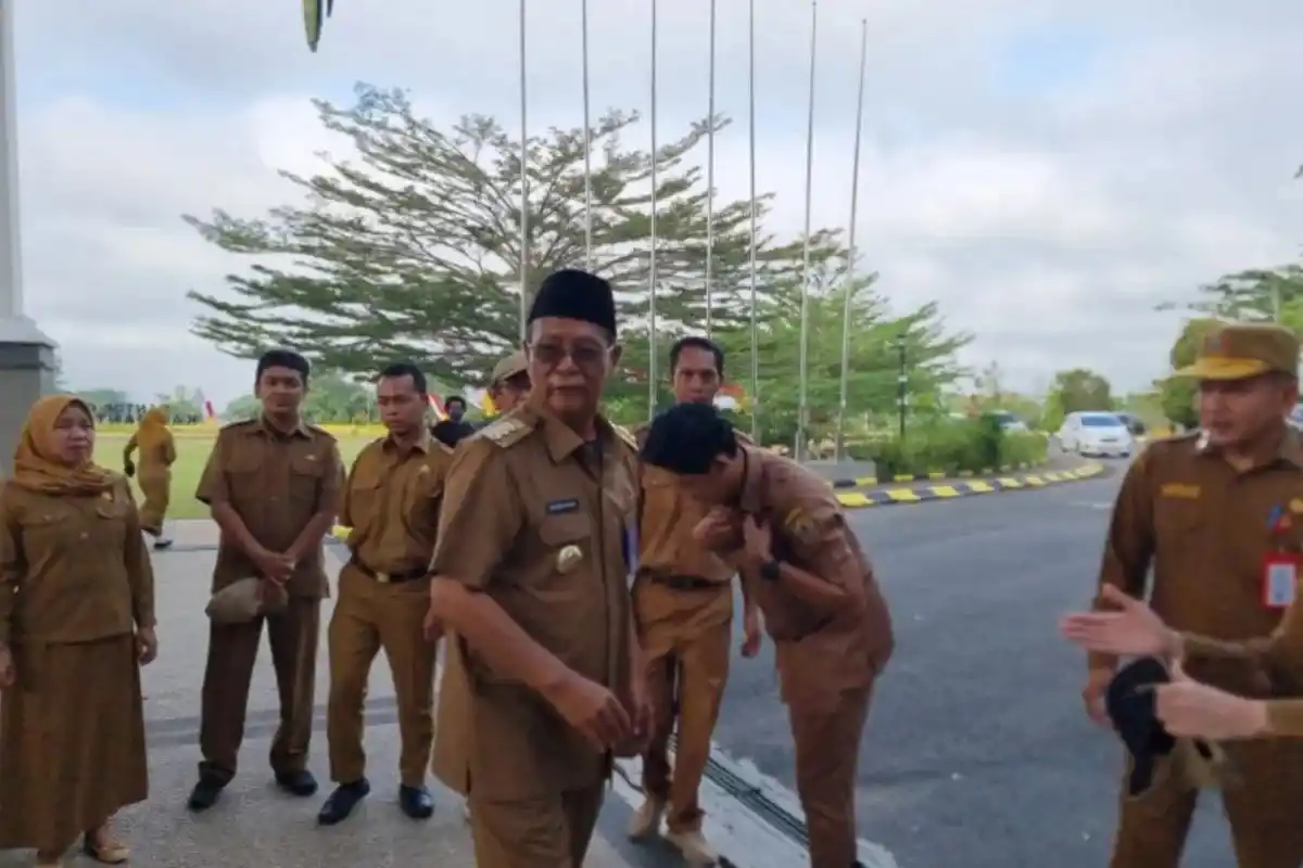 Gubernur Kalimantan Selatan Sahbirin Noor bersalaman dengan aparatur sipil negara (ASN) usai apel pagi di halaman Kantor Gubernur Kalsel, Kota Banjarbaru, Senin (11/11/2024).