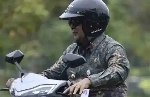 Gubernur Kalsel Sahbirin Noor alias Paman Birin mengendarai sepeda motor (Foto: Dok MI/Ist/Net)