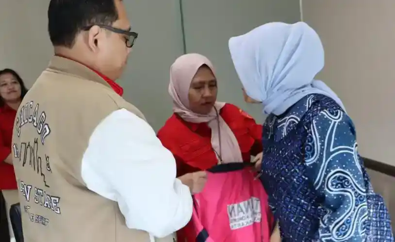 Rina Pertiwi mengenakan rompi tahanan (Foto: Dok MI)