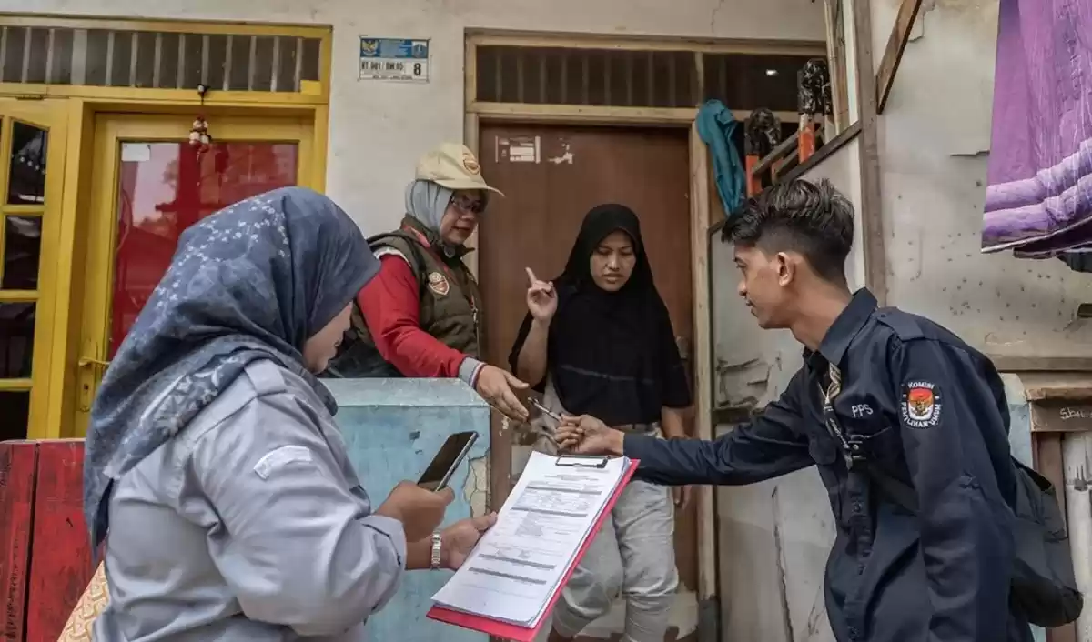 Petugas Pemutakhiran Data Pemilih (Pantarlih) di rumah warga untuk melakukan verifikasi data di kawasan Kebayoran Lama, Jakarta, Senin (15/7/2024). (Foto: Antara)