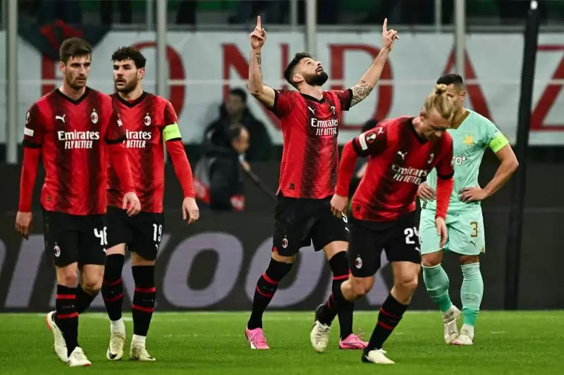 Pemain AC Milan merayakan kemenangan. (Foto: AFP/GABRIEL BOUYS)