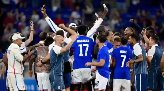 Para pemain Prancis merayakan keberhasilan mereka melaju ke partai final Olimpiade Paris 2024 di Stadion Decines-Charpieu, Lyon, Senin (5/8/2024). (Foto: ANTARA)