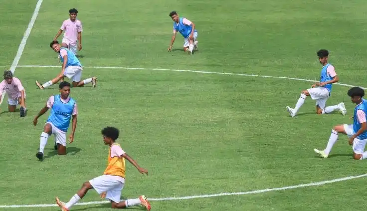 Sejumlah pesepak bola Timnas Timor Leste U20 saat sesi berlatih. (Foto: Antara)