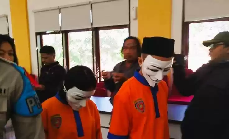Pasangan muda DR dan RN berada di Mapolres Kota Batu. (Foto: Antara)