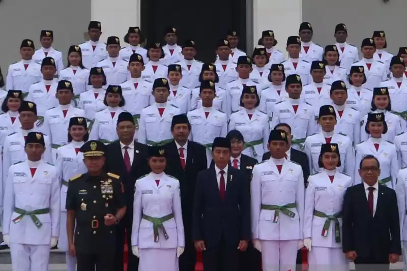 Presiden Joko Widodo (Jokowi) foto bersama Pasukan Pengibar Bendera Pusaka (Paskibraka) Tingkat Pusat Tahun 2024 di Istana Negara, Ibu Kota Nusantara (IKN), Kalimantan Timur, Selasa (13/8/2024). [Foto: ANTARA]