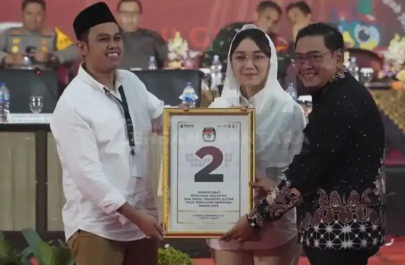 Paslon Syauqul Muhibbin dan Elim Tyu Samba mendapatkan nomor urut 2 dalam pengundian dan penetapan nomor urut pasangan calon ( paslon) walikota dan wakil walikota Blitar 2024 oleh KPU Kota Blitar di gedung Kesenian Jalan Kenari, Plosokerep Kecamatan Sananwetan Kota Blitar, Senin (23/9/2024) malam