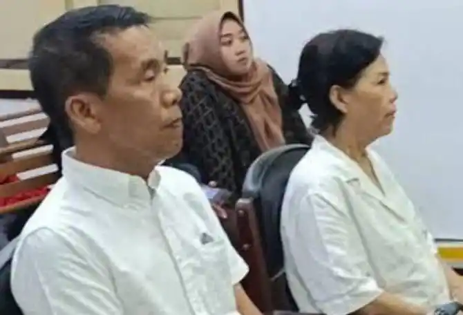 Kedua terdakwa pasutri saat menjalani persidangan di Pengadilan Negeri Medan (Foto: Antara)