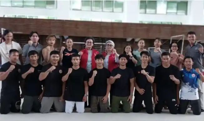 Ketum  PB Persani Indonesia, Ita Yuliati bersama jajaran pengurus bersama pelatih dan para atlet berfoto bersama (Foto: Antara)