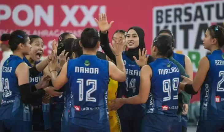 Pebola voli Jawa Barat melakukan selebrasi usai mengalahkan tim voli Jawa Tengah. (Foto: Antara)