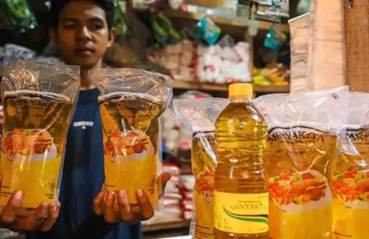 Pedagang menunjukkan minyak goreng. (Foto: Antara)