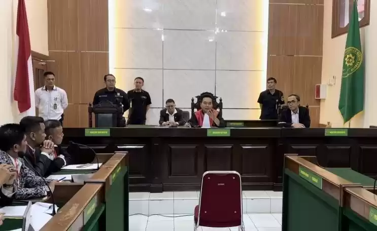 Hakim tunggal Eman Sulaeman saat memimpin sidang praperadilan yang diajukan oleh tersangka utama kasus pembunuhan Vina di Cirebon, Pegi Setiawan, di Pengadilan Negeri Bandung, Jawa Barat, Senin (24/6/2024). ANTARA/Rubby Jovan