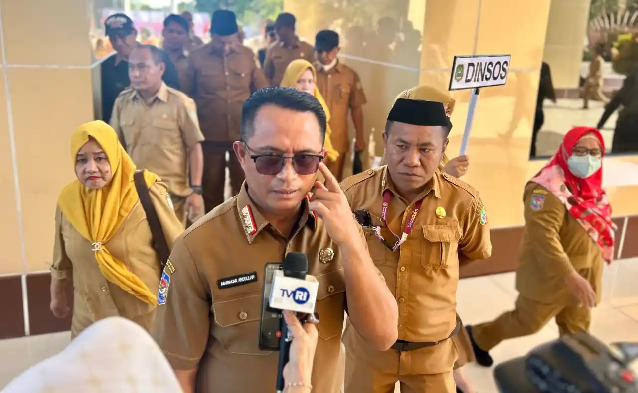 Pj Sekda Malut, Abubakar Abdullah, didampingi Kepala Biro Adpim, Rahwan K. Suamba saat memberikan keterangan pers di kantor gubernur Malut, Sofifi (Foto: MI/Rais Dero)
