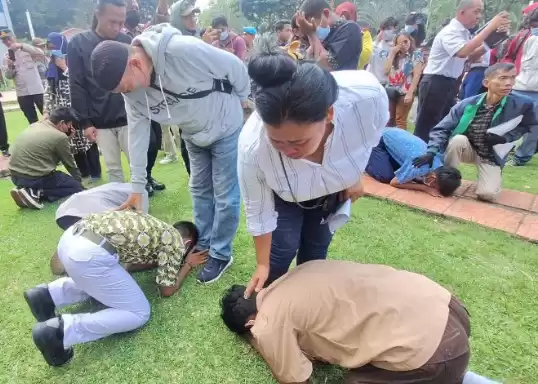 Sejumlah pelajar pelaku konvoi mencium kaki orang tua, sebagai bentuk permintaan maaf dalam kegiatan di Balai Kota DKI, Jakarta, Rabu (3/4/2024). [Foto: ANTARA]
