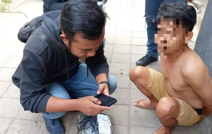 Polisi ringkus pria penerima kiriman paket ganja serta amankan barbuk (Foto: Antara)