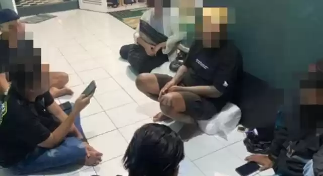 Selebgram asal Bandung ditangkap petugas Polres Cianjur, Jawa Barat, dirumahnya karena mempromosikan judi online di media sosial. [Foto: ANTARA]