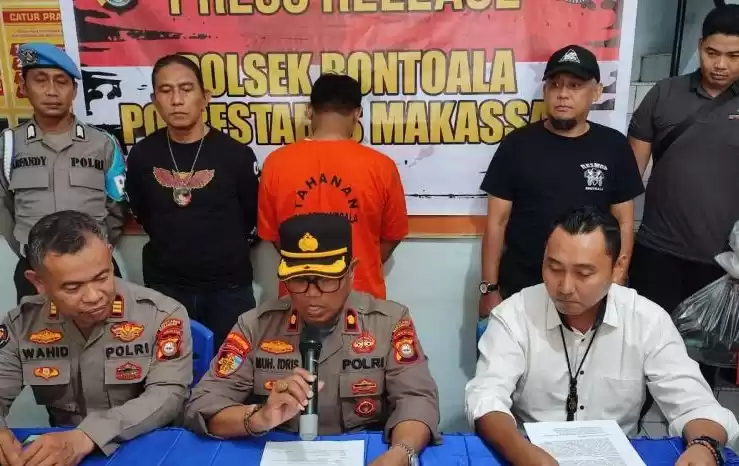 Komisaris Polisi Muhammad Idris saat rilis kasus upaya pembakaran rumah hadirkan tersangka di Kantor Polsek Bontoala, Makassar, Sulawesi Selatan, Senin (29/4/2024). (Foto: Antara)