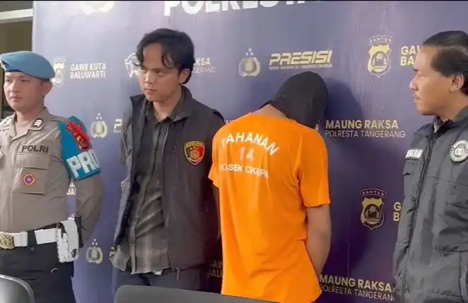 Polresta Tangerang menunjukan tersangka pembunuh dan pembuang mayat dalam gulungan kasur (Foto: Antara)