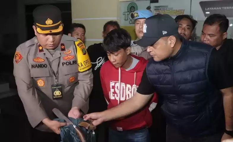 Kapolsek Cilincing, Kompol Fernando Saharta Saragih bersama tim Reskrim menangkap pelaku pembunuhan di Cilincing, Rabu (17/4/2024). [Foto: ANTARA]